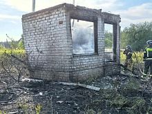 В Старом Осколе подожгли заброшенный дачный дом