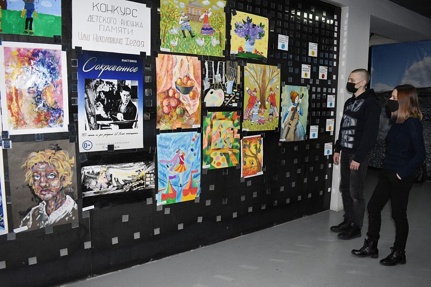 Выставка детских рисунков памяти Ильи Хегая открылась в центре «Железно!» Старого Оскола